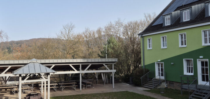 Die Jugendherberge in Bad Honnef. Ein grün gestrichenes Gebäude.