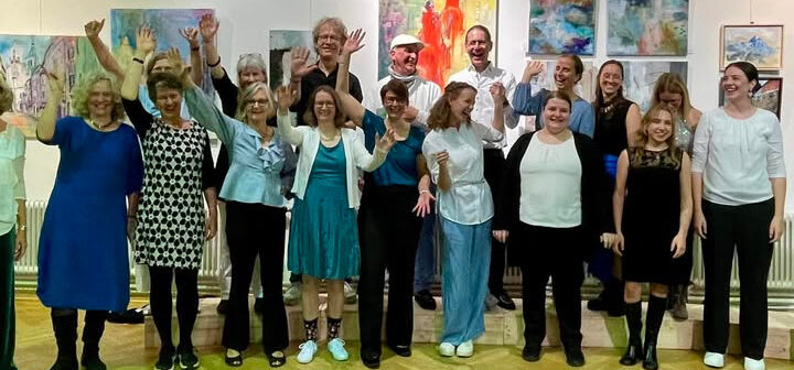 Der Bonner Filmchor im Kulturzentrum Hardtberg. Alle winken fröhlich in die Kamera.